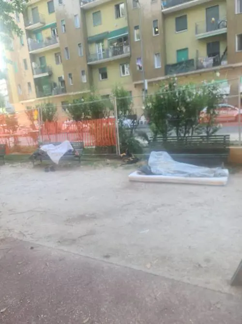 Bivacchi di immigrati nel parco dei bimbi: così Sala ignora le periferie