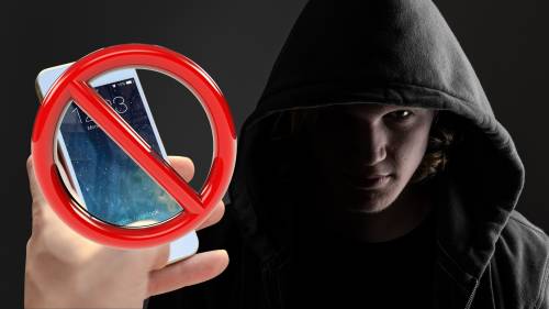 Decreto Caivano, c’è il divieto di cellulare per under 14