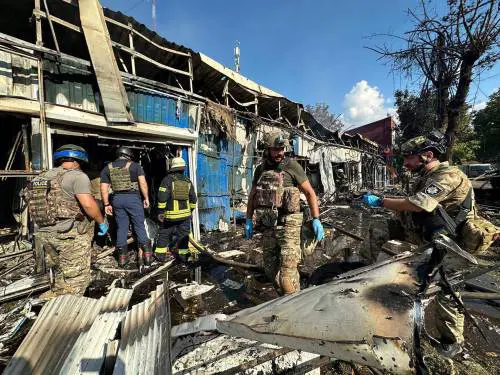 Raid russo su un mercato. Nel Donetsk è strage di civili. "Non esiste un luogo sicuro"