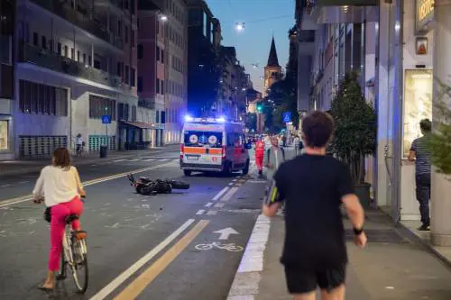La investe una moto mentre attraversa la strada: 26enne grave a Milano
