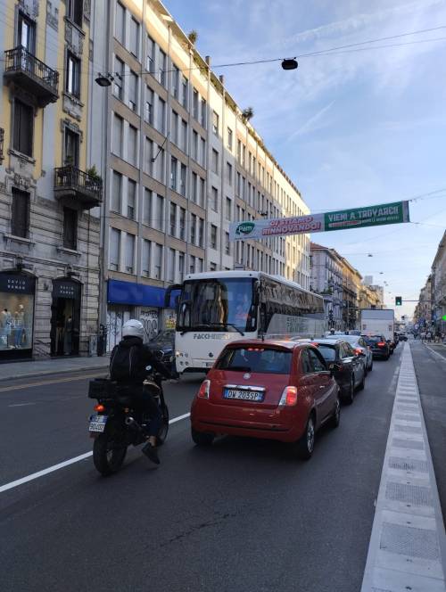 Corso Buenos Aires, traffico bloccato per guasto pullman