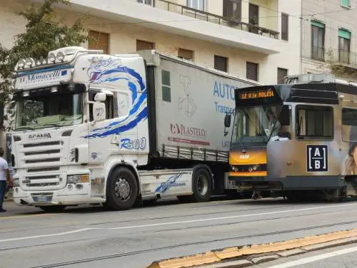 Tram bloccati, caos e disagi: spostarsi a Milano è un'impresa