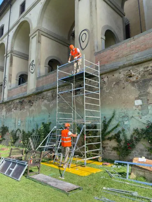 I lavori di ripulitura dei pilastri del Corridoio Vasariano, imbrattati il mese scorso