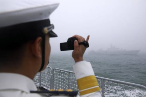 Fumo da una nave da guerra cinese: cos'è successo alla Type 071 di Pechino