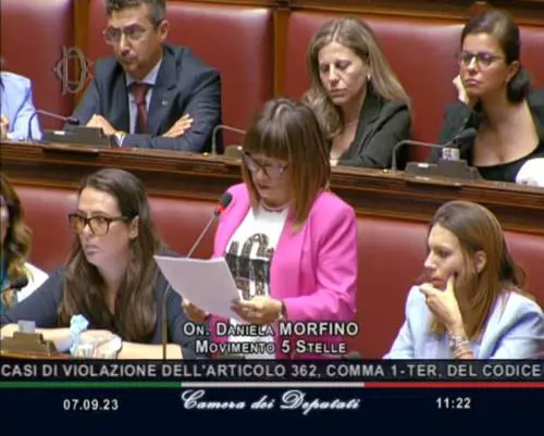 Il dramma della grillina che piange in Aula