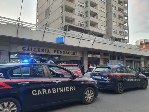 Bimba presa in braccio da un senzatetto, i carabinieri sul luogo dei fatti
