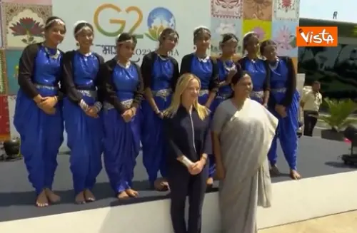 G20 India, Meloni arriva a Nuova Delhi per il vertice, accolta da delegazione e balli tradizionali