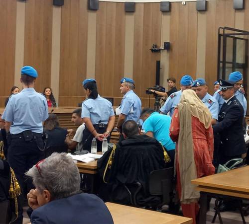 Tribunale di Reggio Emilia, udienza caso Saman Abbas. Il padre è oscurato perché non vuole essere ripreso