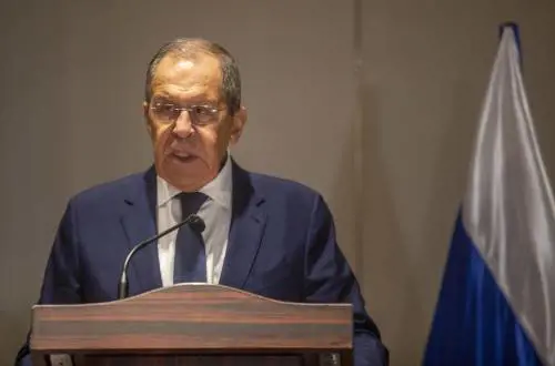 Lavrov: "Le parole di Macron sul nucleare sono una minaccia per Mosca"