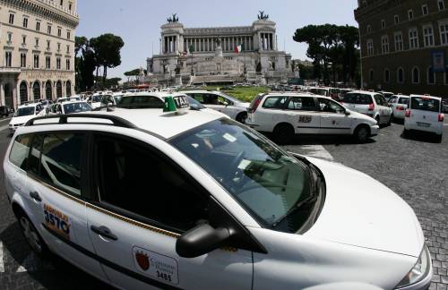 "Vi prego chiamate la polizia". Tassista aggredita a Roma