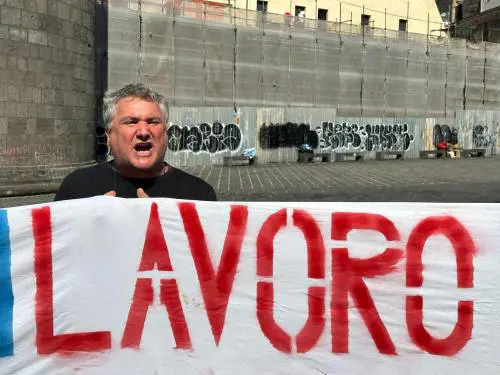 Ecco le chat segrete degli ultrà del reddito: "Mettiamo tutto a fuoco. Passiamo alle botte, devono avere paura"