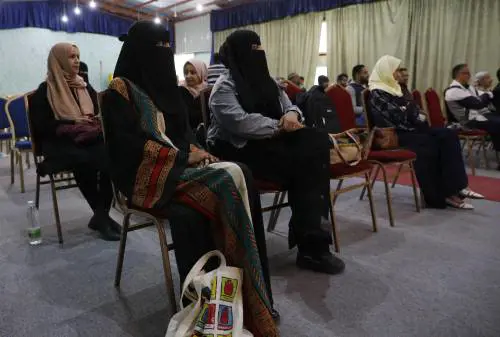 Proibisce l'abaya a una studentessa. Preside minacciato di morte in Francia