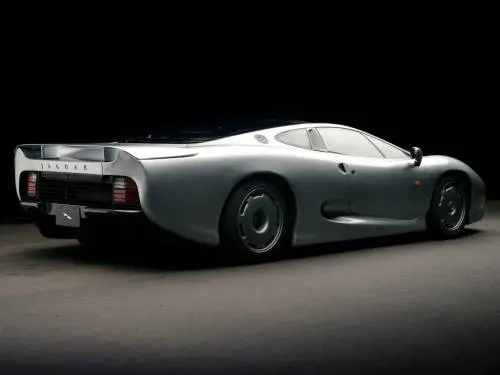 Jaguar XJ220, folle e affascinante supercar britannica