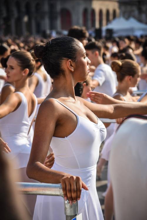 Il "Ballo in Bianco" con Bolle: le immagini meravigliose di piazza Duomo