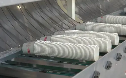 "Inquinano quanto la plastica". Smentita la "moda" green dei bicchieri di carta