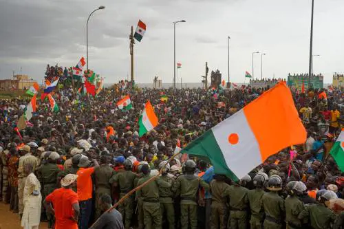 "Si prepara ad attaccarci": l'altolà dei golpisti del Niger a Macron