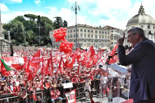 "Usa la Cgil per farsi eleggere". Quel sospetto sulle mosse di Landini