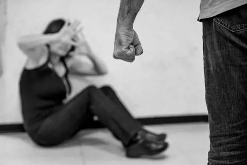 Roma, abusata dal fidanzato per mesi: "Se mi lasci, ti butto dentro le cave"