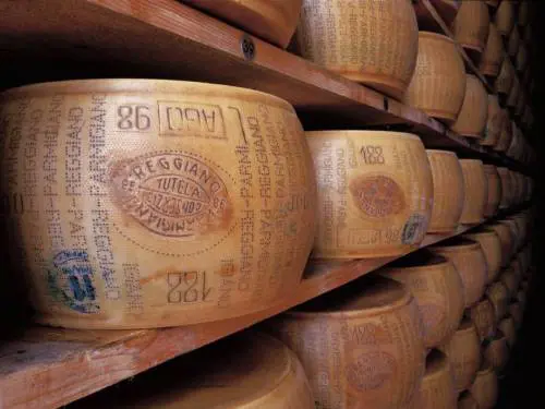 Un microchip nel parmigiano: l'ultima trovata per la tutela del "Made in Italy"