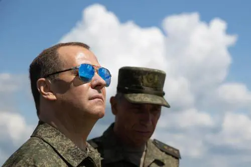 Medvedev minaccia la Ue: "Sospendere le relazioni, per loro russi cittadini di serie B"