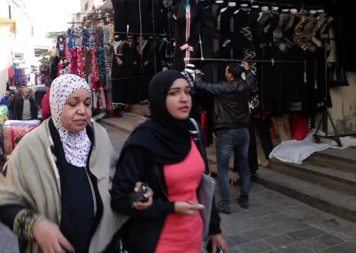 "Pubblicizza uno strumento di oppressione". Polemica sullo spot all'hijab di un noto marchio beauty