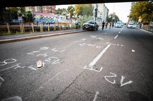 Un'altra ciclista travolta a Milano: gravissima 55enne