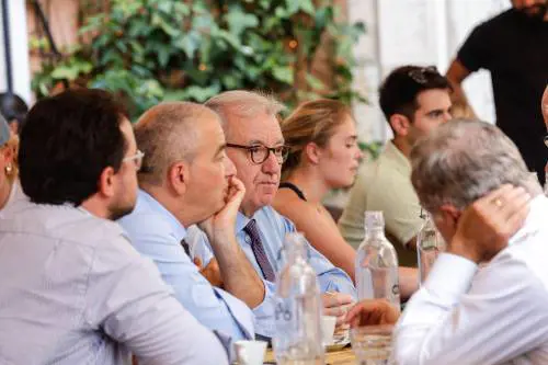 Quel pranzo in centro dei suoi fedelissimi per oliare la macchina