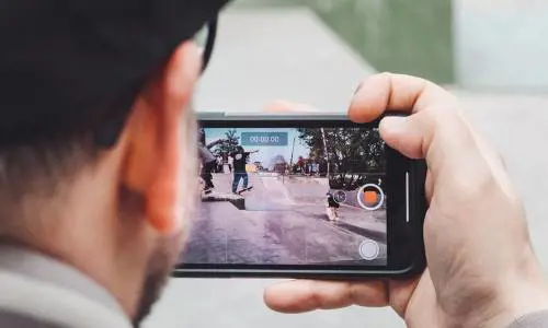 Attenzione ai video postati online. Si rischia fino a 10mila euro di multa