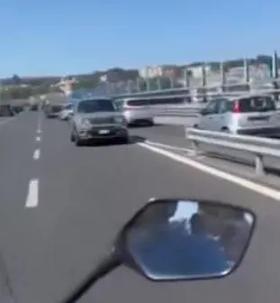 Napoli, la folle corsa del Suv in retromarcia sulla Tangenziale 