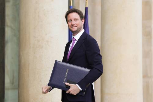 Un altro tecnocrate all'Eliseo: chi è il delfino di Macron che vuole prendersi la Francia