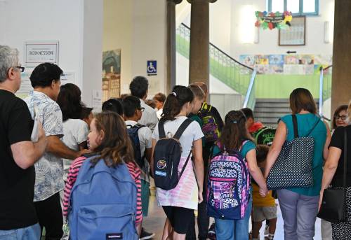 Riaprono le scuole in Lombardia: "Situazione migliorata, ma troppe cattedre vuote"