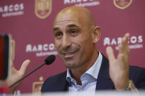 "Fu un gesto reciproco...". La verità di Luis Rubiales sul bacio alla calciatrice