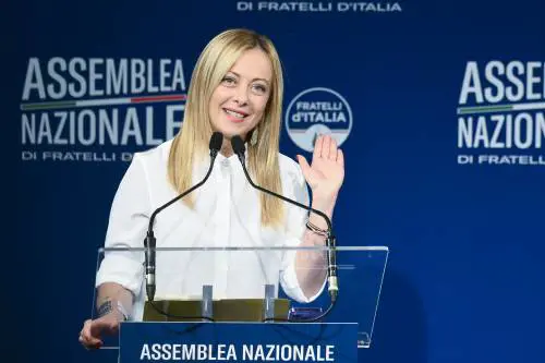 Trincea Meloni ai delegati Fdi. "Fango su di noi, serrare le fila". Pensioni, frizioni con Salvini. E per le Europee '24 ragiona su quattro ministri candidati