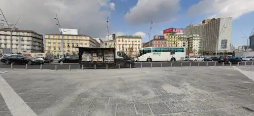 Sequestrata e stuprata in pieno centro a Napoli: caccia a 4 stranieri