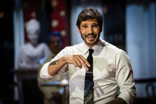 Stefano De Martino festeggia 34 anni: tre feste diverse e una torta imbarazzante