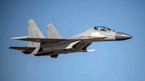"Violato lo spazio aereo". "Manovra pericolosa": sfida ad alta quota tra l'aereo spia e il caccia cinese