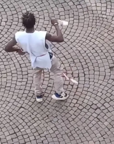 Il migrante in piazza del Grano, a Bolzano