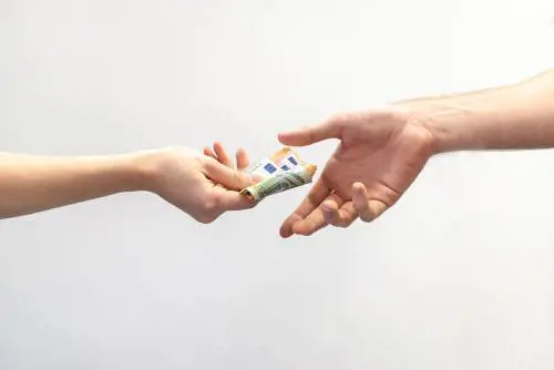 Prestiti tra privati, come funzionano: occhio ai limiti e ai rischi