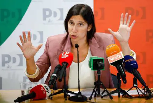 Schlein torna in Puglia e inonda il pubblico di silenzi