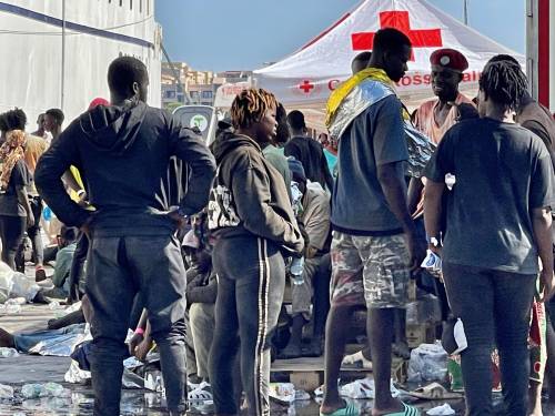 Quasi 7.000 immigrati a Lampedusa: scoppiano le proteste, cordone della polizia per contenerle