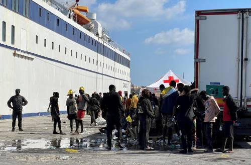 Boom di arrivi a Lampedusa: l’assedio sul molo