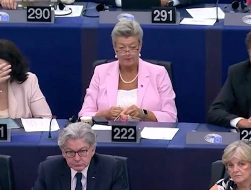 Lavoro a maglia durante l'intervento di Von der Leyen: il gesto della commissaria Ue