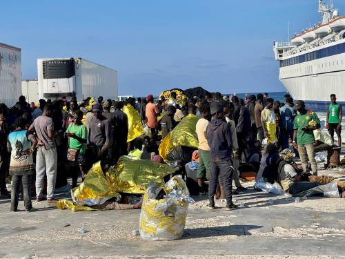 Troppi sbarchi, Lampedusa al collasso: "Sembra l'apocalisse"