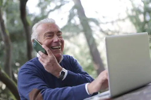 Regali tecnologici per la pensione di un uomo, ecco quelli più interessanti