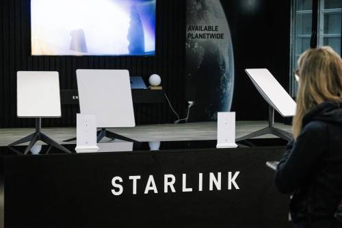 Delle antenne Starlink esposte a una fiera tecnologica in Germania.