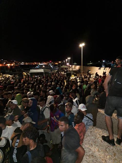 Lampedusa esplode: oltre 7mila migranti ammassati sull'isola, annega un bimbo. Cariche della polizia