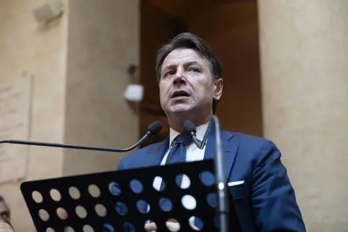 Conte dal giurì d'onore per inchiodare la Meloni. Però dimentica le volte in cui doveva finirci lui