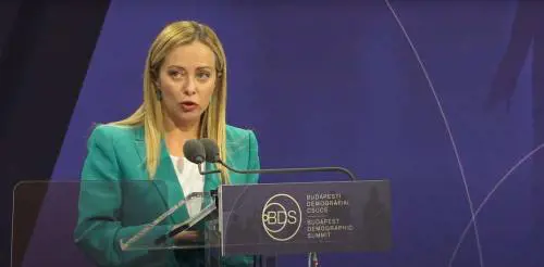 "Nostri valori sotto attacco, senza identità siamo solo numeri": l'intervento di meloni da Budapest