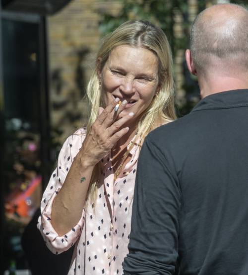 Kate Moss irriconoscibile mentre fuma fuori dal ristorante