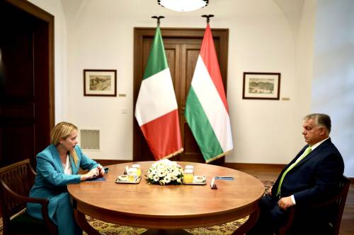 "Serve risposta collettiva". Meloni e Orban sferzano la Ue sull'immigrazione